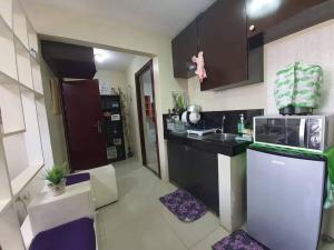 CaintaCozy Place 2BR Condo Unit in Ortigas Ave Ext的厨房配有水槽和台面