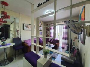 CaintaCozy Place 2BR Condo Unit in Ortigas Ave Ext的一间带紫色家具的客厅