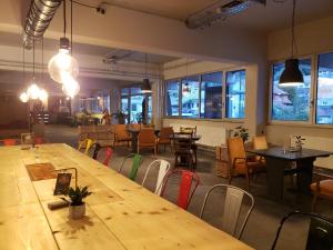 特里贝格daheim Triberg的餐厅设有木桌、椅子和窗户。