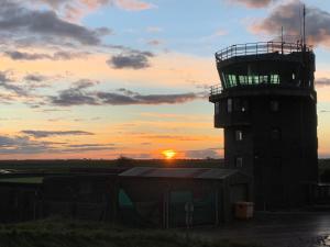 波士顿Lancaster的一座机场控制塔,背面是日落
