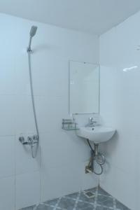 河内Hanoi Retro 80S Homestay的白色的浴室设有水槽和镜子