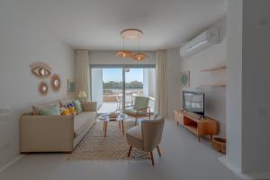 赫尔格达VESTA - El Gouna Residence的客厅配有沙发和桌子