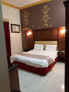 艾卜哈Basma Plaza的一间位于酒店客房内的带大床的卧室