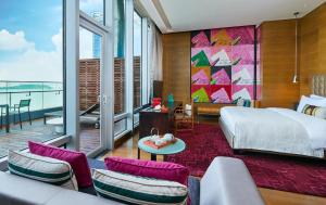 厦门厦门海港英迪格酒店的酒店客房设有一张床和一个阳台。