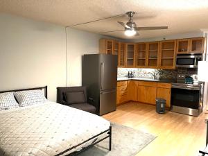 檀香山Marine Surf的一间卧室配有一张床,厨房配有冰箱