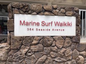 檀香山Marine Surf的石墙上一个马姆特人冲浪道标志的标志