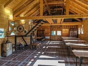 特尔日奇Ranč Mackadam Ranch Mackadam的享有带桌子和楼梯的小木屋的内部景致。
