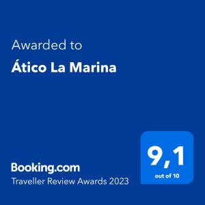 罗萨里奥港Ático La Marina的蓝色的屏幕,文字被授予非洲码头