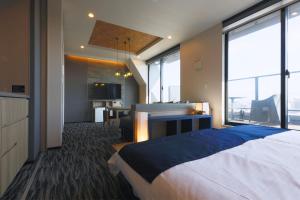 东京stayme THE HOTEL Asakusa Riverside的一间卧室配有一张床和一张书桌及电视