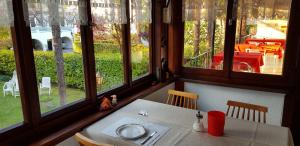 阿格诺加尼莫里纳佐酒店的窗户间里的桌椅