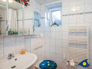 于克里茨Haus Ueckeritz Bauernsuite的一间带水槽、卫生间和镜子的浴室