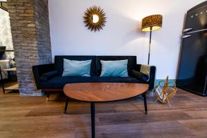 巴伦西纳德拉孔塞普西翁Apartamentos Gaviota的客厅配有沙发和桌子