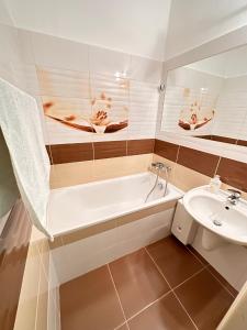 兹诺伊莫Hotel N的带浴缸和盥洗盆的浴室