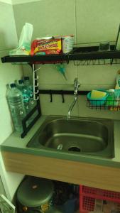 当格浪OSAKA RIVERVIEW的厨房柜台设有水槽和架子