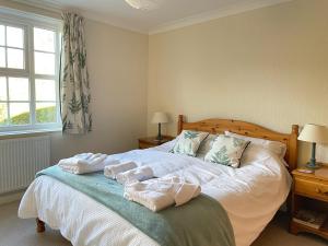 EcclesallSpacious 4 Bedroom House with Garden and Parking的一间卧室配有带毛巾的床