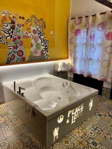 桑提亚纳德玛波萨达传奇酒店的带淋浴的浴室设有大浴缸