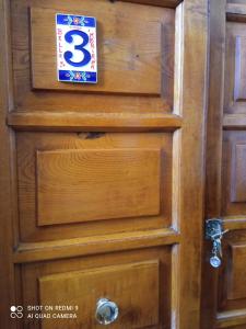 阿韦利诺Bella 'Mbriana的木门上挂着号码标志