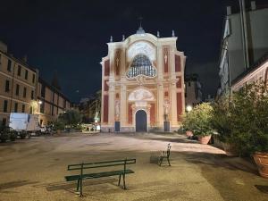 热那亚Centro Storico - Vicino Acquario e Casa Colombo的前面有长凳的大建筑