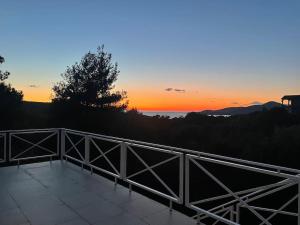比戈沃Villa Thetis的从房子的阳台上可欣赏到日落美景