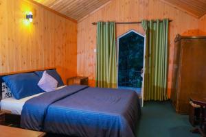 努沃勒埃利耶Blue Moon Residency的一间卧室设有一张床和一个大窗户
