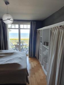 卢布明Maisonettewohnung Strandburg的一间卧室配有一张床,享有海景