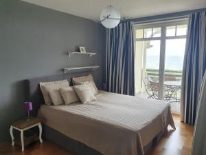 卢布明Maisonettewohnung Strandburg的一间卧室设有一张床,享有海景