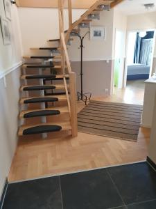 卢布明Maisonettewohnung Strandburg的房屋内的螺旋楼梯,设有客厅