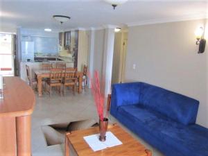 乌姆德洛蒂Cozumel 113的客厅配有蓝色的沙发和桌子