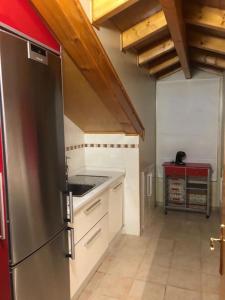 奥伦塞Agarimo das Burgas的厨房配有不锈钢冰箱和白色橱柜