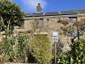 阿伯代尔Tunnel Cottages at Blaen-nant-y-Groes Farm的屋顶上设有太阳能电池板的房子