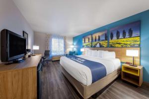 莱思罗普莱斯罗普-斯托克顿戴斯酒店的配有一张床和一台平面电视的酒店客房