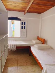 伊塔帕里卡岛维拉克鲁兹Alma Tropical Resort的带窗户的客房内的两张床