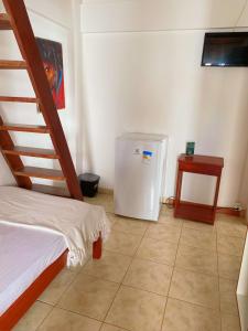 伊塔帕里卡岛维拉克鲁兹Alma Tropical Resort的一间设有白色冰箱和地板的客房