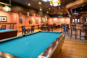 刘易斯堡Quality Inn的酒吧设有一张台球桌,配有桌椅