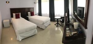 利文斯顿Crescent Lodge的酒店客房设有两张床和电视。