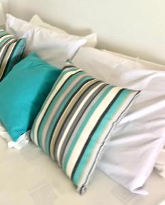 伊塔帕里卡岛维拉克鲁兹Alma Tropical Resort的床上的枕头堆
