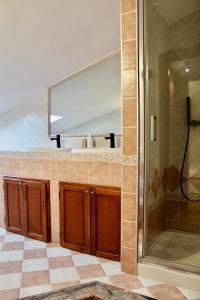 奥里斯塔诺B-Guest House的带淋浴、盥洗盆和镜子的浴室