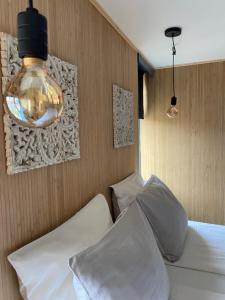 西泰尔斯海灵布伦酒店的一间卧室配有两张白色的床和灯具