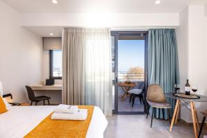 罗希姆诺Lines Concept Accommodation的酒店客房带一张床、一张桌子和椅子