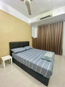 Kampong Belah DuaComfy Sutera Seberang Jaya的一间卧室配有一张床和一张桌子