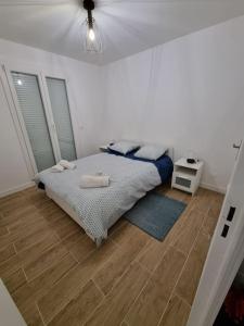 维勒班特Maison Chaleureuse的一间卧室配有一张床,铺有木地板