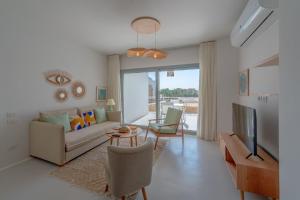 赫尔格达VESTA - El Gouna Residence的带沙发和电视的客厅