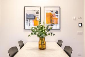 布拉格Petrin Tower Residence的用餐室,配有花瓶桌子