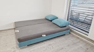 特伦钦Apartmány Vinohrady的一张床垫,放在一个房间里地板上