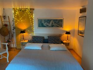 滨海圣西尔GuestHouse Du Moulin (logement neuf)的一间卧室配有一张大床和两个枕头