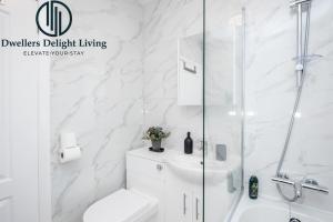 齐格威尔Dwellers Delight Living Ltd Serviced Accommodation Fabulous House 3 Bedroom, Hainault Prime Location ,Greater London with Parking & Wifi, 2 bathroom, Garden的带淋浴和卫生间的白色浴室