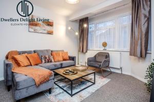 齐格威尔Dwellers Delight Living Ltd Serviced Accommodation Fabulous House 3 Bedroom, Hainault Prime Location ,Greater London with Parking & Wifi, 2 bathroom, Garden的客厅配有沙发和椅子