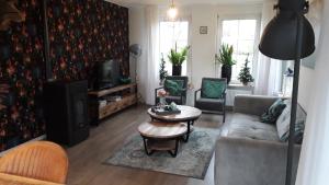 BreezandGroot familiehuis voor 6 personen in landelijke, rustige omgeving的客厅配有沙发和桌子
