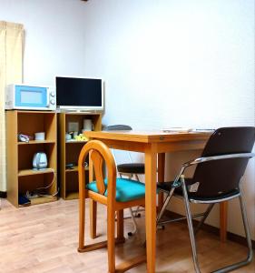 埼玉市大宮溫馨小屋的办公室配有桌椅和电脑