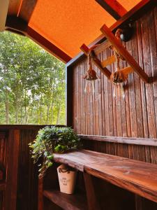 ŁowyńFreedolina Glamping的木门廊,带长凳和窗户